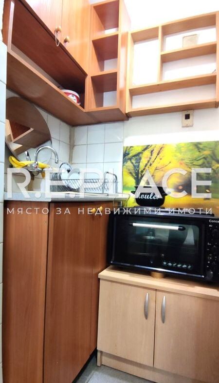Продава еднпостаен апартамент със статут на офис гр. Варна, - кв. Погреби