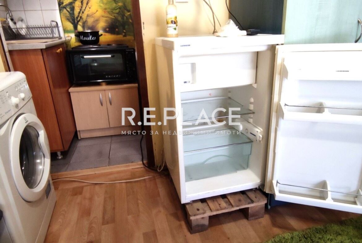 Продава еднпостаен апартамент със статут на офис гр. Варна, - кв. Погреби