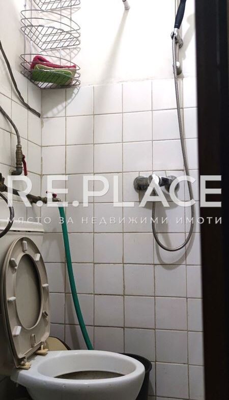 Продава еднпостаен апартамент със статут на офис гр. Варна, - кв. Погреби