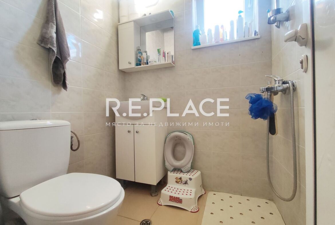 Продава двустаен апартамент с паркомясто в гр. Варна, кв. Погреби