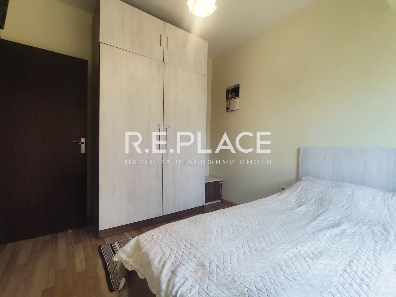 Продава двустаен апартамент с паркомясто в гр. Варна, кв. Погреби