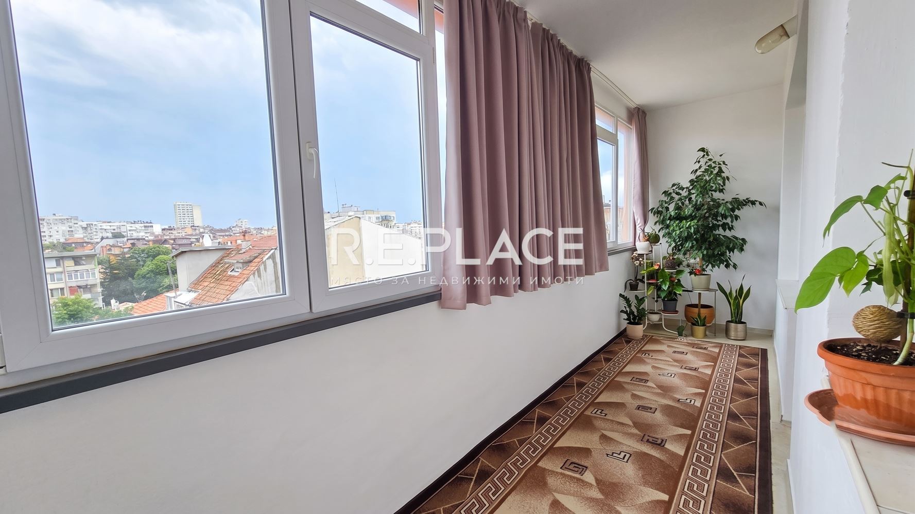 Слънчев и просторен тристаен апартамент под наем в кв. Левски – до Втори корпус на ИУ