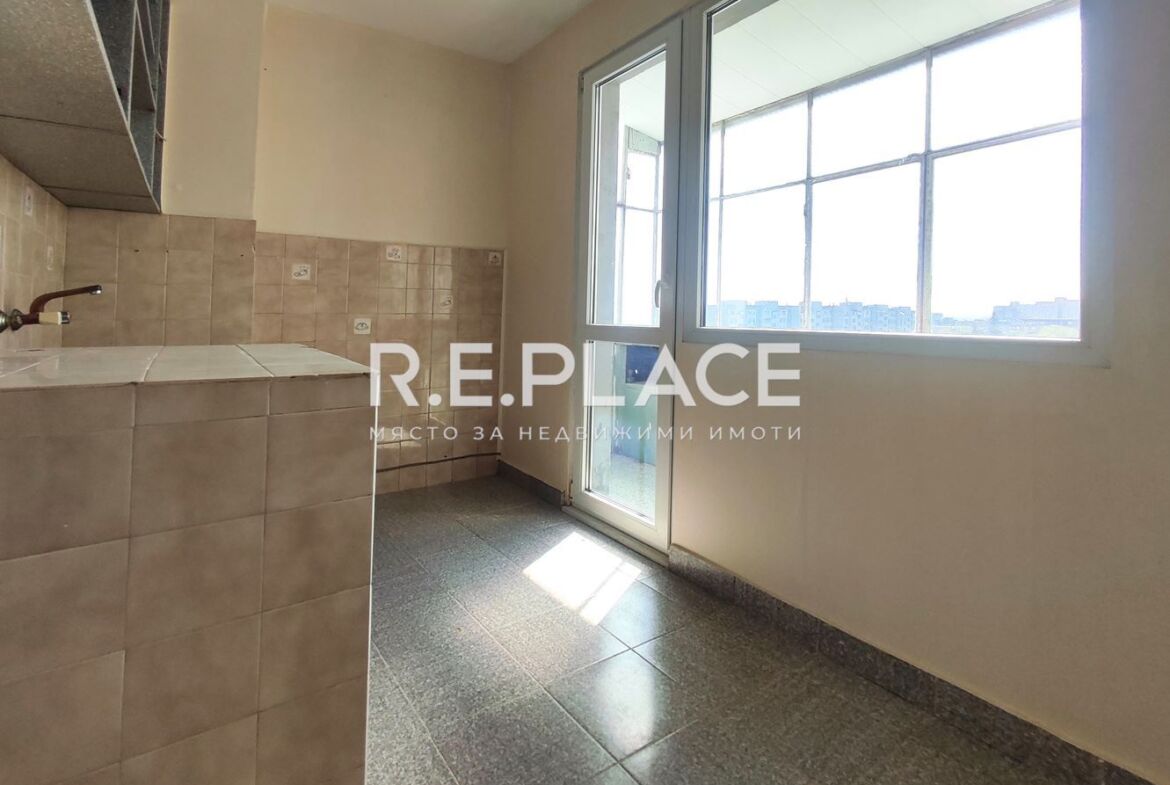Продава апартамент с три стаи в гр. Варна, Младост 2