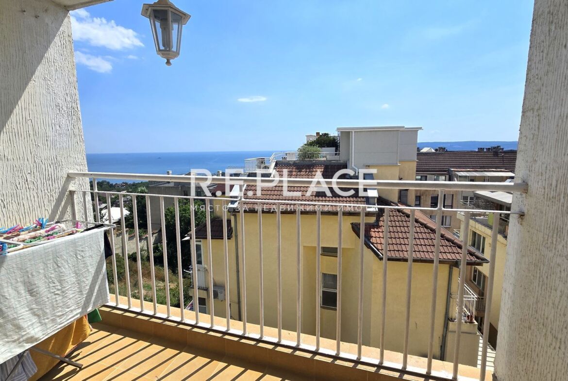 Продава тристаен апартамент с морска панорама гр. Варна, кв. Бриз